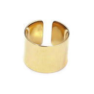 Anillo dorado abierto ancho minimalista.