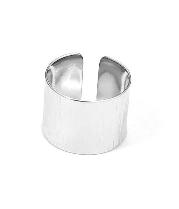 Anillo ancho plateado minimalista.
