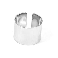 Anillo ancho plateado minimalista.