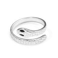 Anillo plateado ajustable con forma de serpiente.