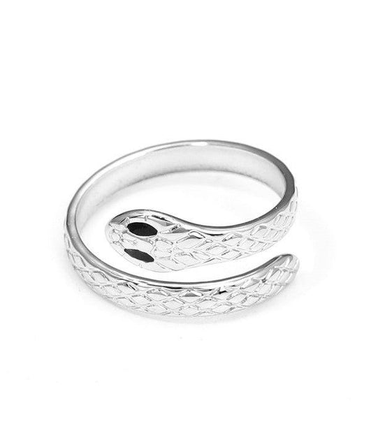 Anillo plateado ajustable con forma de serpiente.