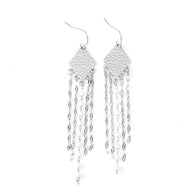 Pendientes largos con rombo plateado, cadenas y perlas.