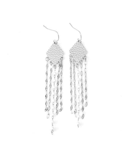 Pendientes largos con rombo plateado, cadenas y perlas.