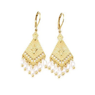Pendientes tribales dorados con perlas colgantes.