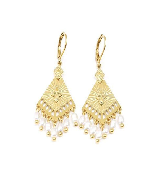 Pendientes tribales dorados con perlas colgantes.