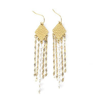 Pendientes largos con rombo dorado, cadenas y perlas.