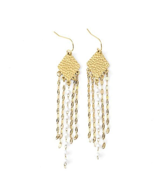 Pendientes largos con rombo dorado, cadenas y perlas.