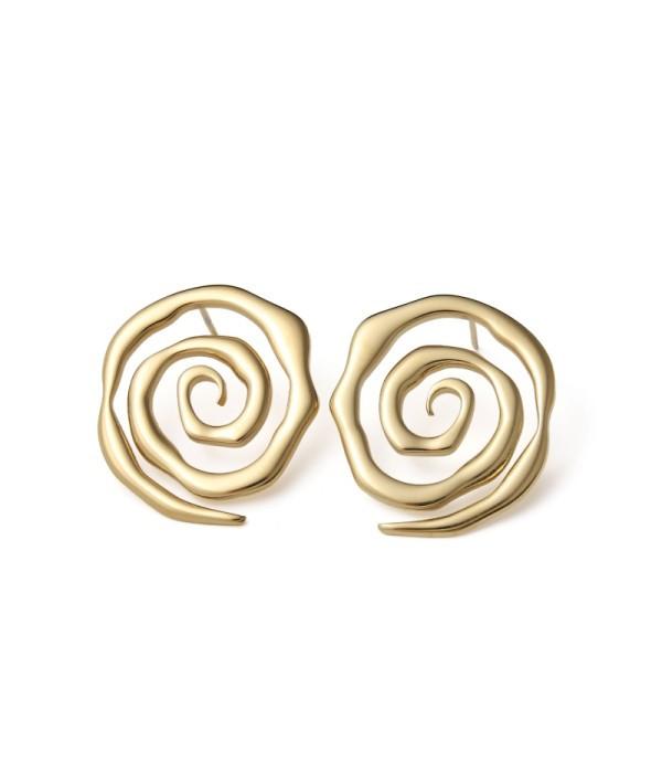 Pendientes dorados en espiral irregular.