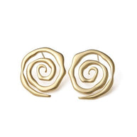 Pendientes dorados en espiral irregular.