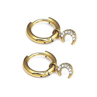 Pendientes de aros dorados con colgante luna de circonitas.
