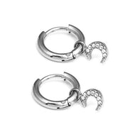Pendientes de aros plateados con colgante luna de circonitas.