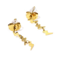 Pendientes doradas con colgantes de rayos.