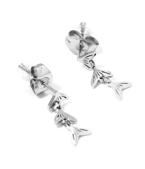 Pendientes plateados con colgantes de cola de pez.
