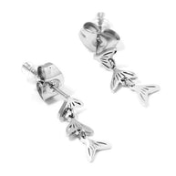 Pendientes plateados con colgantes de cola de pez.