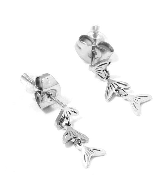 Pendientes plateados con colgantes de cola de pez.