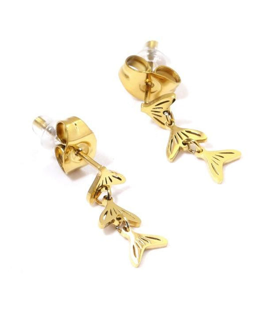 Pendientes doradas con colgantes de cola de pez.