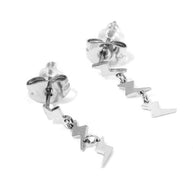 Pendientes plateados con colgantes de rayos.