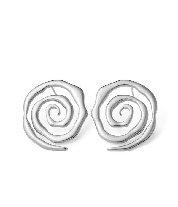 Pendientes plateados en espiral irregular.