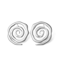 Pendientes plateados en espiral irregular.