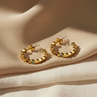 Pendientes de aro dorados con circonitas de colores