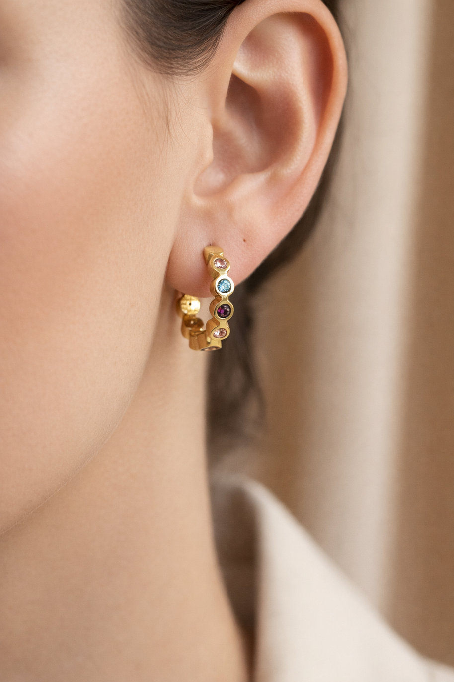 Pendientes de aro dorados con circonitas de colores