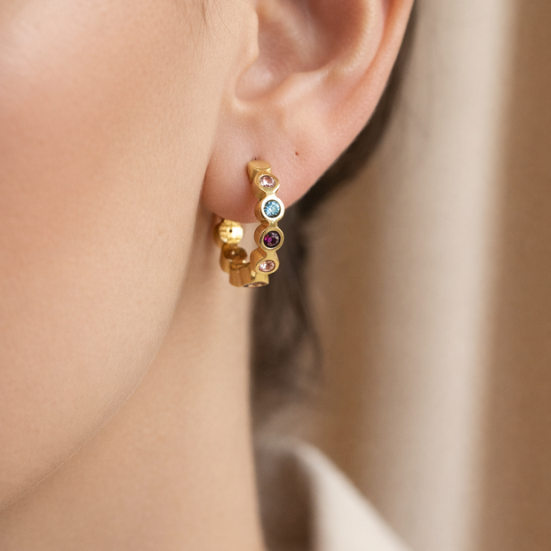 Pendientes de aro dorados con circonitas de colores