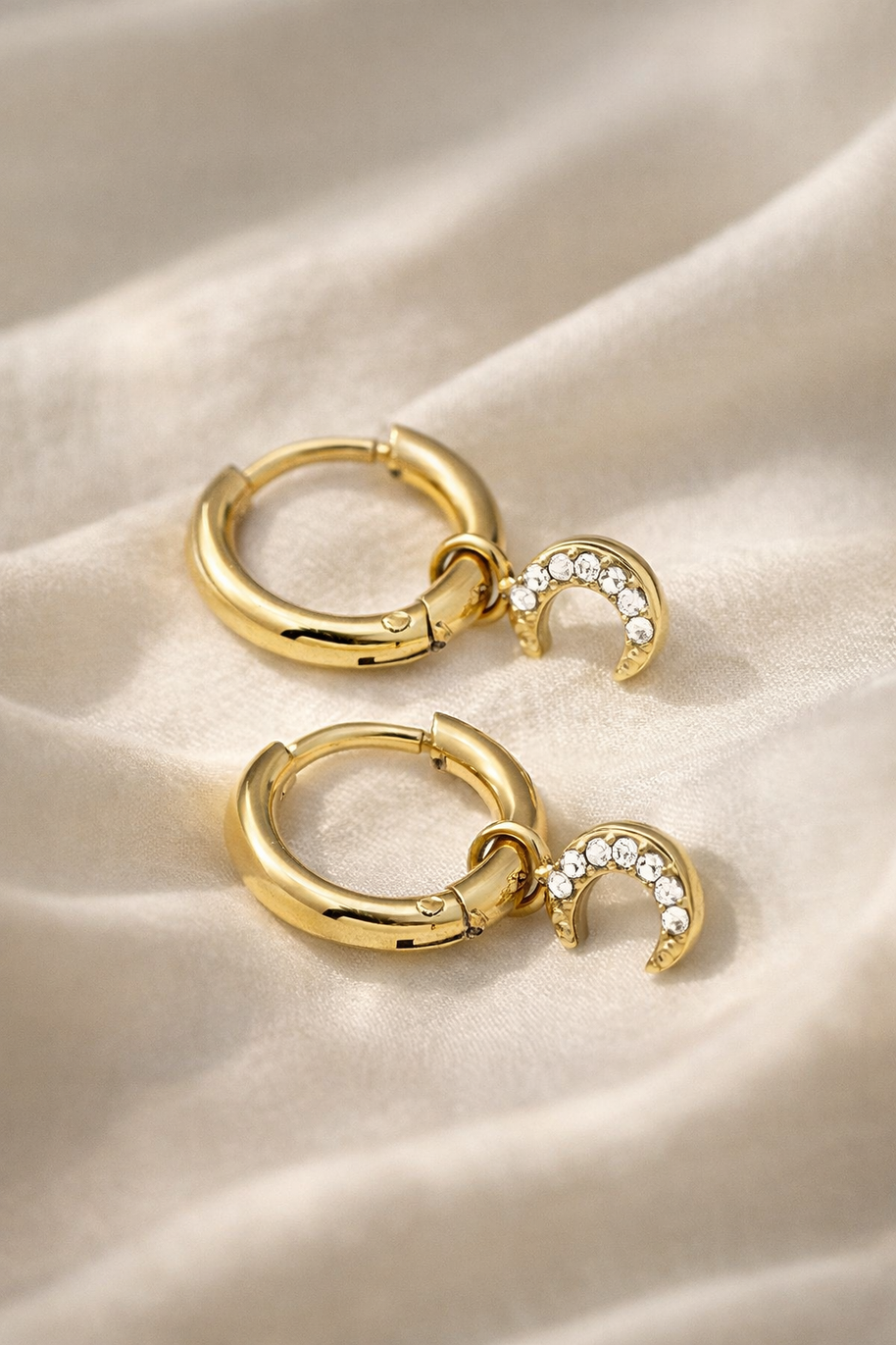 Pendientes de aros dorados con colgante luna de circonitas