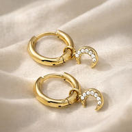 Pendientes de aros dorados con colgante luna de circonitas