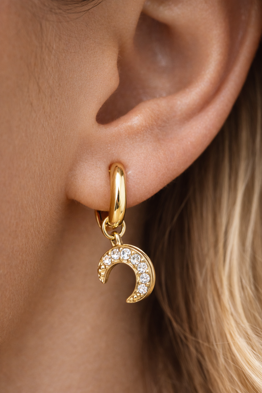 Pendientes de aros dorados con colgante luna de circonitas