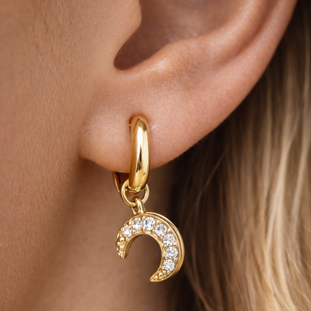 Pendientes de aros dorados con colgante luna de circonitas