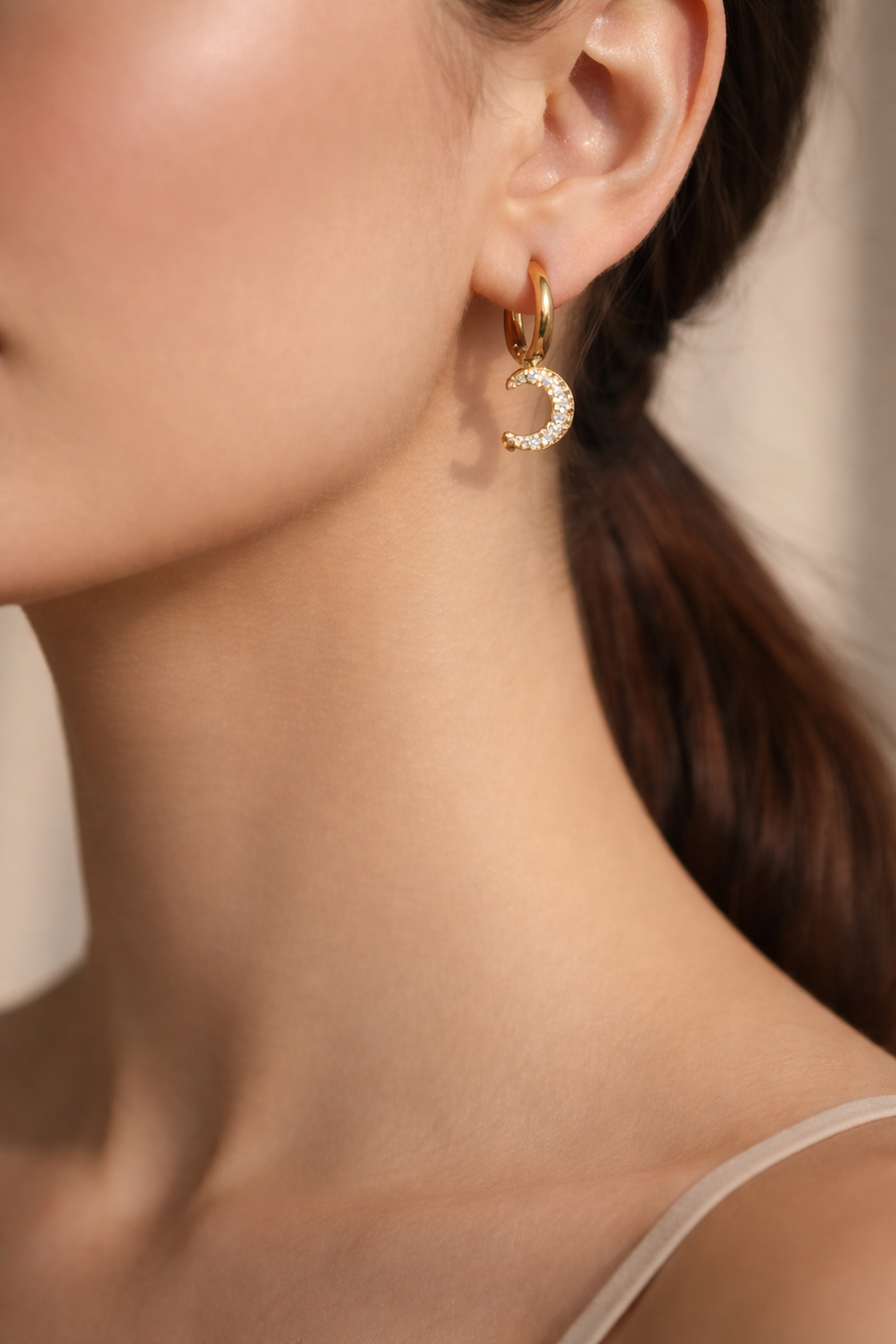 Pendientes de aros dorados con colgante luna de circonitas