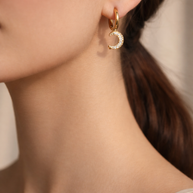 Pendientes de aros dorados con colgante luna de circonitas