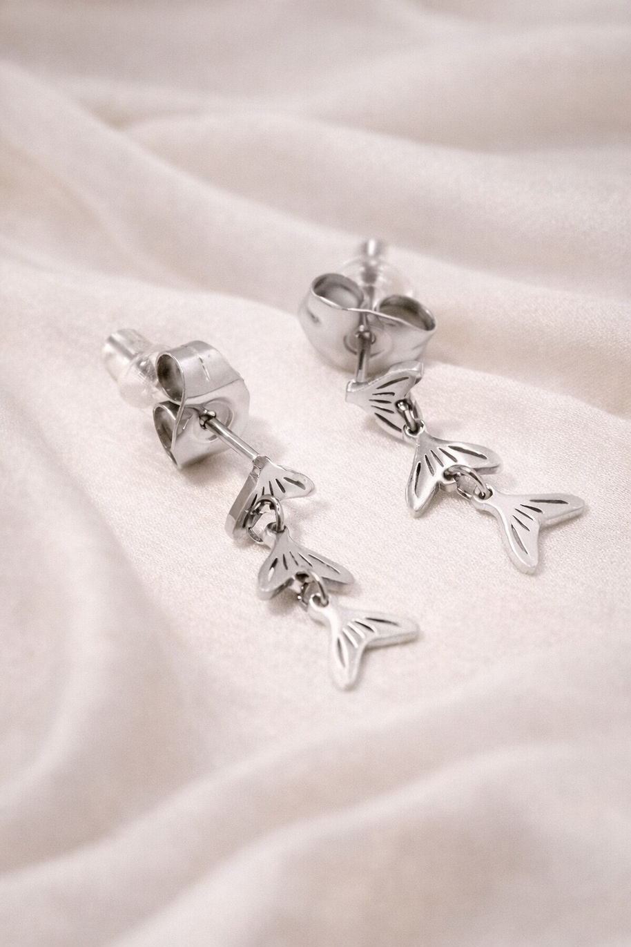 Pendientes plateados con colgantes de cola de pez