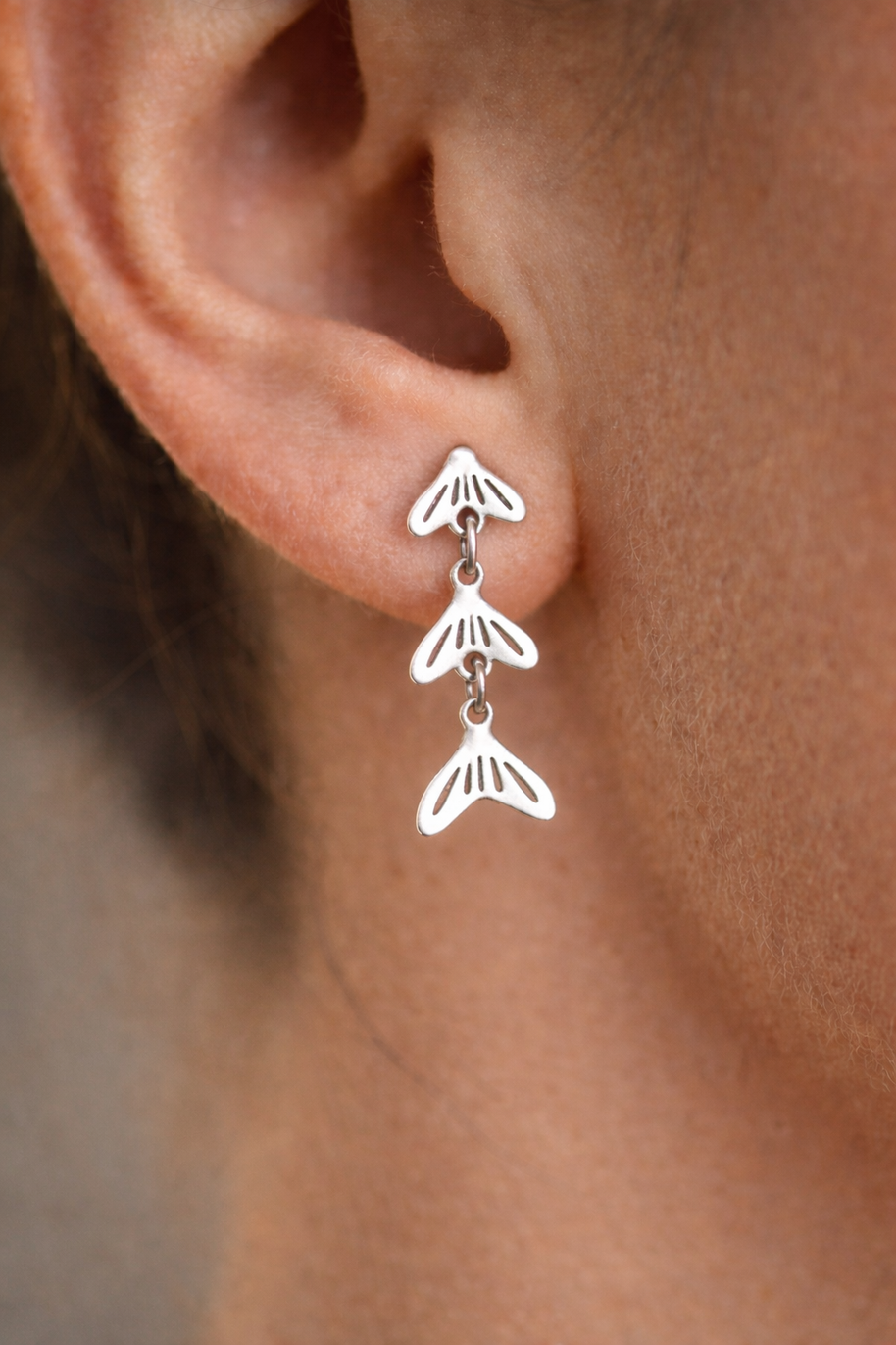 Pendientes plateados con colgantes de cola de pez