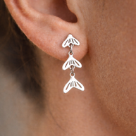 Pendientes plateados con colgantes de cola de pez