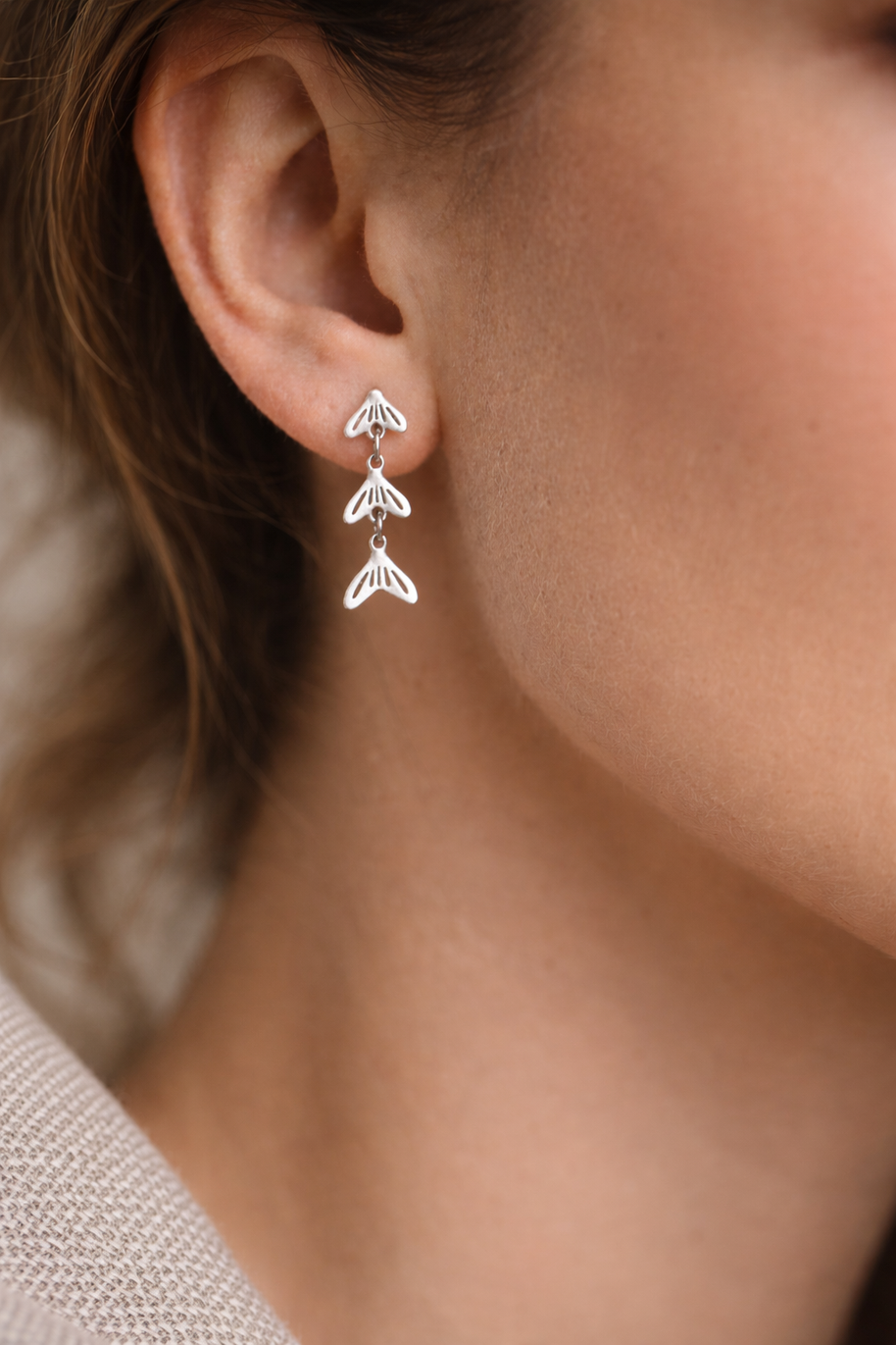Pendientes plateados con colgantes de cola de pez