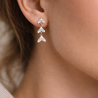 Pendientes plateados con colgantes de cola de pez