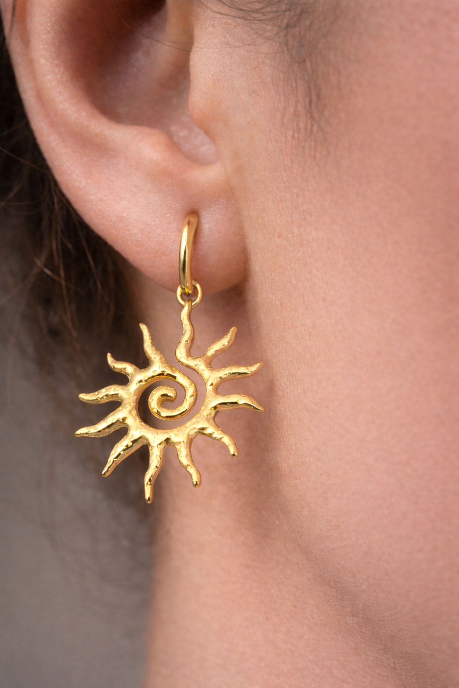 Pendientes dorados sol espiral