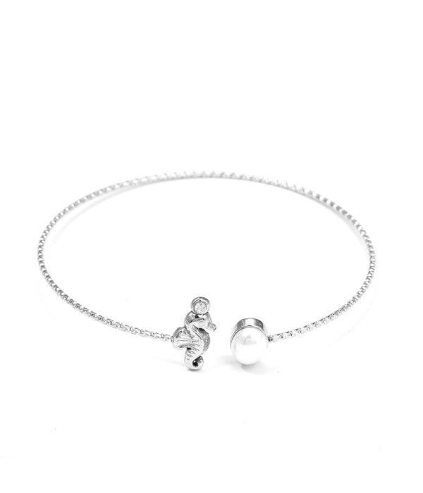 Pulsera rígida con caballito de mar y perla.