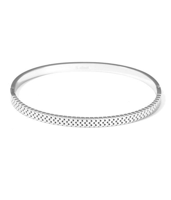 Pulsera rígida plateada tipo blazalete con borde dentado.