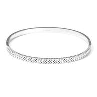 Pulsera rígida plateada tipo blazalete con borde dentado.