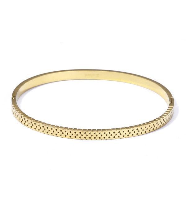 Pulsera rígida dorada tipo brazalete con borde dentado y corazones.