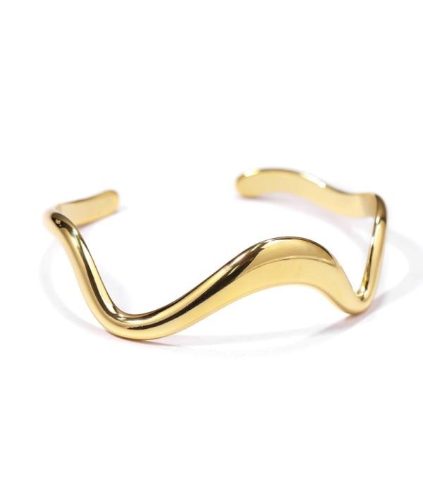 Pulsera rígida abierta dorada ondulada.