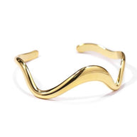 Pulsera rígida abierta dorada ondulada.