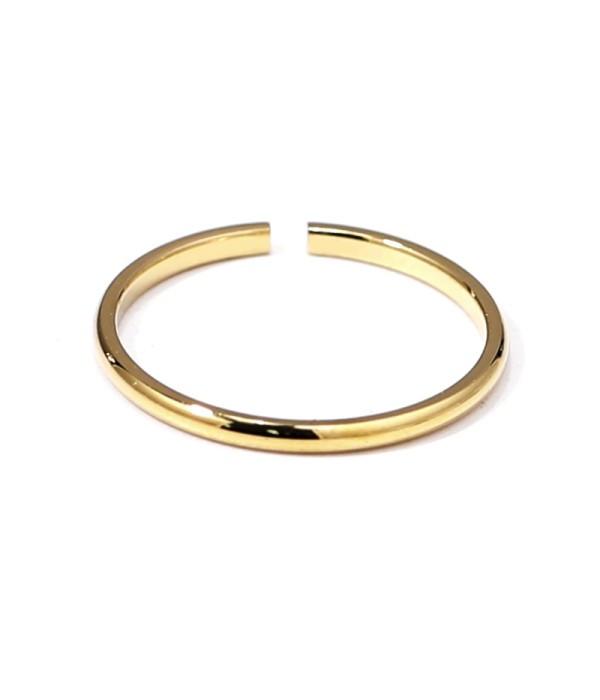 Anillo dorado liso fino.