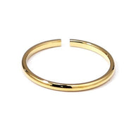 Anillo dorado liso fino.