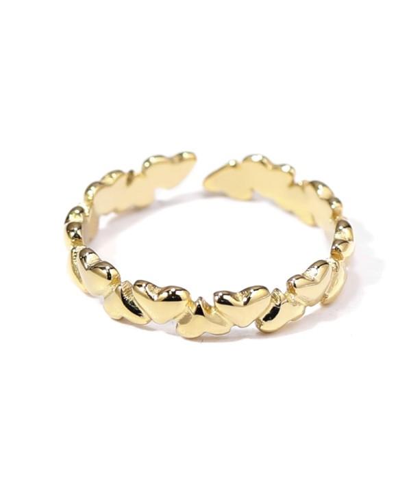 Anillo dorado de aros de corazones.
