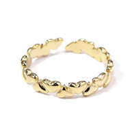 Anillo dorado de aros de corazones.