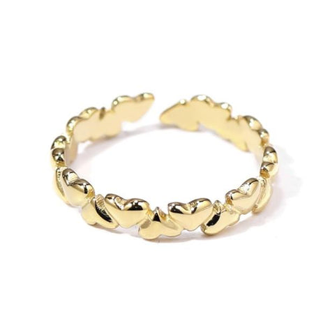 Anillo dorado de aros de corazones.