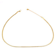 Collar dorado de cadena tipo serpiente